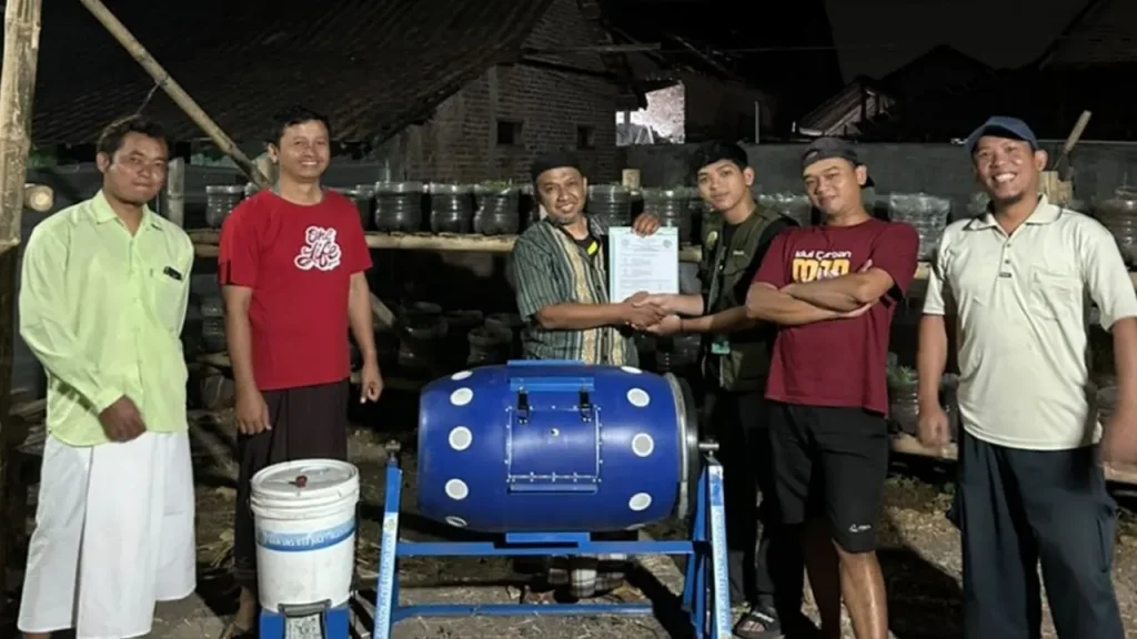 Penyerahan alat kepada Pengelola Bank Miguno Dusun Tegaalrejo, Desa Ngersep. Foto: Dok. Pribadi/KKN 033 UNS