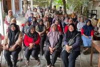 Dokumetasi bersama setelah pelaksanaan program Sosialisasi, Edukasi, dan Pembentukan Kelompok Sedekah Sampah di Padukuhan Sawo, Kalurahan Sumberharjo, Kapanewon Prambanan, Kabupaten Sleman, Daerah Istimewa Yogyakarta. (Dok. Pribadi/KKN 241 UNS)