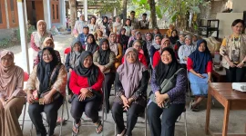 Dokumetasi bersama setelah pelaksanaan program Sosialisasi, Edukasi, dan Pembentukan Kelompok Sedekah Sampah di Padukuhan Sawo, Kalurahan Sumberharjo, Kapanewon Prambanan, Kabupaten Sleman, Daerah Istimewa Yogyakarta. (Dok. Pribadi/KKN 241 UNS)