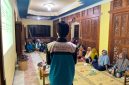 Cahyo selaku penanggung jawab program kerja memberikan materi edukasi budikdamber kepada ibu-ibu KWT Padukuhan Biro | Foto: Dok. KKN 10 UNS Seloharjo 2026
