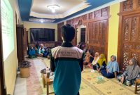 Cahyo selaku penanggung jawab program kerja memberikan materi edukasi budikdamber kepada ibu-ibu KWT Padukuhan Biro | Foto: Dok. KKN 10 UNS Seloharjo 2026