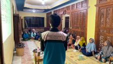 Cahyo selaku penanggung jawab program kerja memberikan materi edukasi budikdamber kepada ibu-ibu KWT Padukuhan Biro | Foto: Dok. KKN 10 UNS Seloharjo 2026