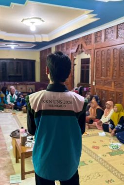 KKN 10 UNS Kenalkan Budikdamber, Solusi Budidaya Lele dan Kangkung di Lahan Terbatas