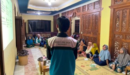 Cahyo selaku penanggung jawab program kerja memberikan materi edukasi budikdamber kepada ibu-ibu KWT Padukuhan Biro | Foto: Dok. KKN 10 UNS Seloharjo 2026