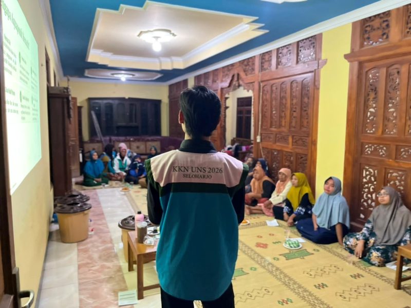Cahyo selaku penanggung jawab program kerja memberikan materi edukasi budikdamber kepada ibu-ibu KWT Padukuhan Biro | Foto: Dok. KKN 10 UNS Seloharjo 2026