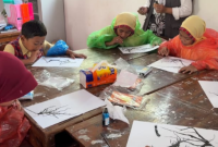 Proses membuat lukisan tiup pada kelas 4. (Dok. Pribadi/KKN 225 UNS)