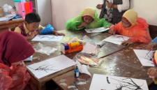 Proses membuat lukisan tiup pada kelas 4. (Dok. Pribadi/KKN 225 UNS)