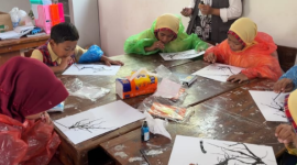Proses membuat lukisan tiup pada kelas 4. (Dok. Pribadi/KKN 225 UNS)