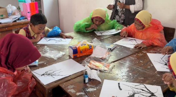 Proses membuat lukisan tiup pada kelas 4. (Dok. Pribadi/KKN 225 UNS)