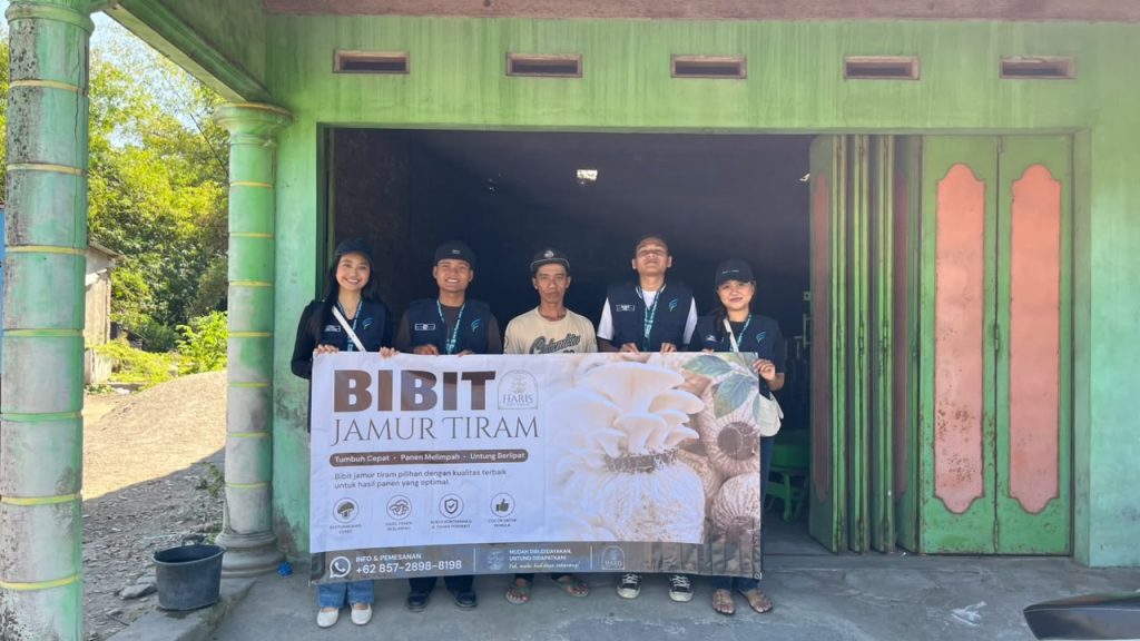 Penyerahan Banner UMKM Bibit Jamur Tiram Haris (Dok. Pribadi/KKN 142 UNS)