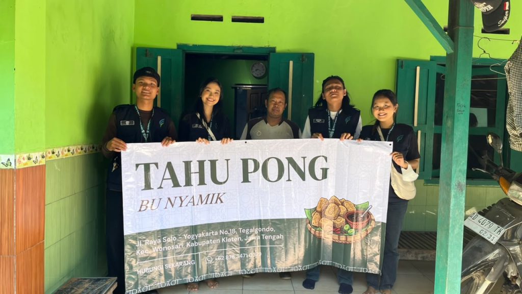 Penyerahan Banner UMKM Tahu Pong Bu Nyamik (Dok. Pribadi/KKN 142 UNS)
