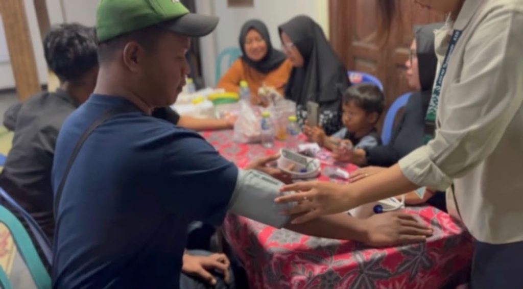 Pelaksanaan cek kesehatan gratis yang telah disediakan mahasiswa KKN 142 UNS. (Dok. Pribadi/KKN 142 UNS)