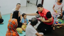 Anthony Norman Lianto dalam salah satu kegiatannya bersama tim tanggap bencana PSI.