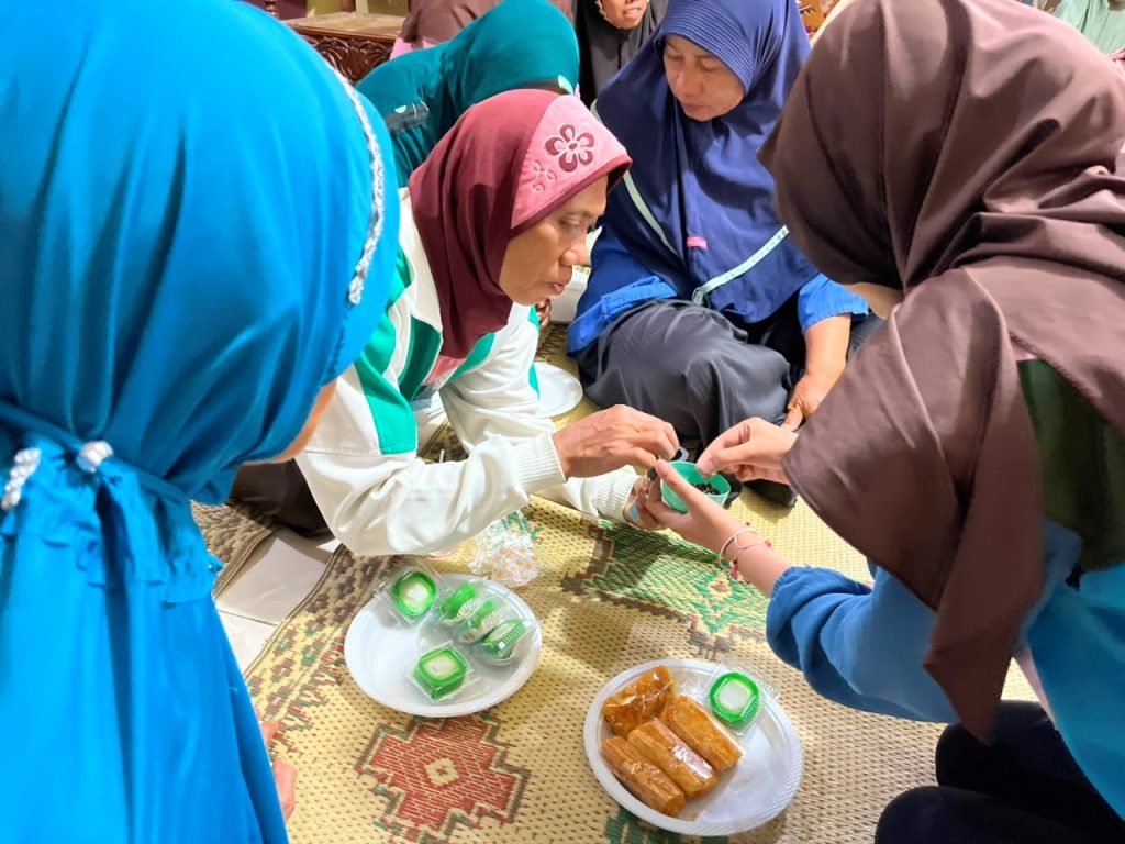 Ibu-ibu KWT dibantu anggota KKN lainnya mempraktikkan penyemaian benih kangkung menggunakan rockwool. | Foto: Dok. KKN 10 UNS Seloharjo 2026