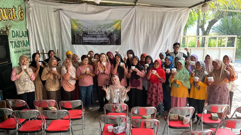 Kelompok KKN 241 Universitas Sebelas Maret (UNS) dan Ibu PKK melakakukan dokumentasi bersama setelah pelaksanaan pelatihan memanfaatkan limbah cangkang telur di Desa Sawo, Sumberharjo, Kecamatan Prambanan, Kabupaten Sleman. (Dok. Pribadi/KKN 241 UNS)