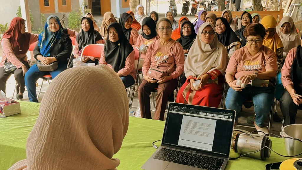 Ibu-ibu PKK sangat antusias menyimak materi yang disampaikan. (Dok. Pribadi/KKN 241 UNS)