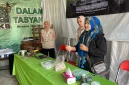 Demonstrasi pembuatan tepung cangkang telur yang diharapkan dapat membantu mendukung pertumbuhan tanaman. (Dok. Pribadi/KKN 241 UNS)