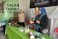 Demonstrasi pembuatan tepung cangkang telur yang diharapkan dapat membantu mendukung pertumbuhan tanaman. (Dok. Pribadi/KKN 241 UNS)
