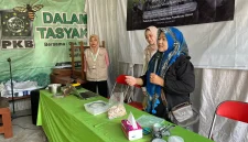 Demonstrasi pembuatan tepung cangkang telur yang diharapkan dapat membantu mendukung pertumbuhan tanaman. (Dok. Pribadi/KKN 241 UNS)