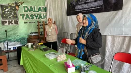 Demonstrasi pembuatan tepung cangkang telur yang diharapkan dapat membantu mendukung pertumbuhan tanaman. (Dok. Pribadi/KKN 241 UNS)