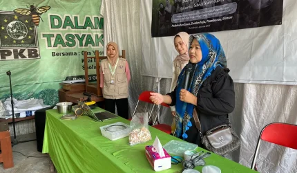 Demonstrasi pembuatan tepung cangkang telur yang diharapkan dapat membantu mendukung pertumbuhan tanaman. (Dok. Pribadi/KKN 241 UNS)