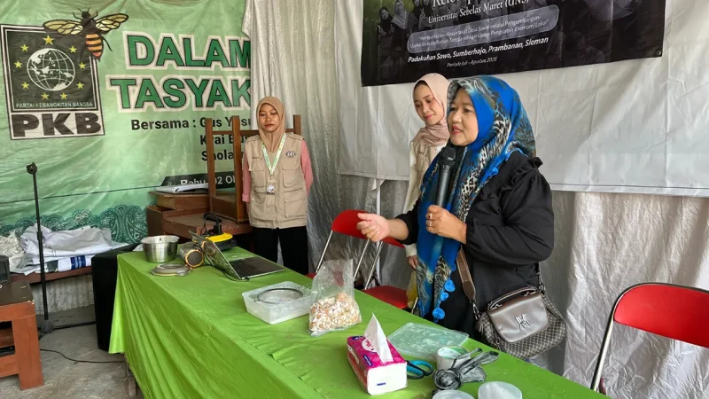 Demonstrasi pembuatan tepung cangkang telur yang diharapkan dapat membantu mendukung pertumbuhan tanaman. (Dok. Pribadi/KKN 241 UNS)