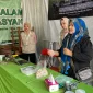 Demonstrasi pembuatan tepung cangkang telur yang diharapkan dapat membantu mendukung pertumbuhan tanaman. (Dok. Pribadi/KKN 241 UNS)