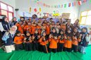 Mahasiswa KKN 155 UNS bersama siswa SDN Lebak menunjukkan hasil kerajinan kawat bulu dalam kegiatan Edupreneur Cilik. (Dok. Pribadi/KKN 155 UNS, 2026)