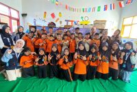 Mahasiswa KKN 155 UNS bersama siswa SDN Lebak menunjukkan hasil kerajinan kawat bulu dalam kegiatan Edupreneur Cilik. (Dok. Pribadi/KKN 155 UNS, 2026)
