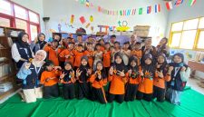 Mahasiswa KKN 155 UNS bersama siswa SDN Lebak menunjukkan hasil kerajinan kawat bulu dalam kegiatan Edupreneur Cilik. (Dok. Pribadi/KKN 155 UNS, 2026)