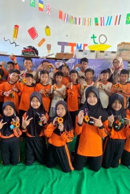 Bukan Sekadar Menabung, Mahasiswa KKN 155 UNS Ajarkan Siswa SDN Lebak Kelola Uang dan Ciptakan Karya
