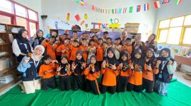 Mahasiswa KKN 155 UNS bersama siswa SDN Lebak menunjukkan hasil kerajinan kawat bulu dalam kegiatan Edupreneur Cilik. (Dok. Pribadi/KKN 155 UNS, 2026)