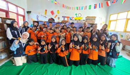 Mahasiswa KKN 155 UNS bersama siswa SDN Lebak menunjukkan hasil kerajinan kawat bulu dalam kegiatan Edupreneur Cilik. (Dok. Pribadi/KKN 155 UNS, 2026)