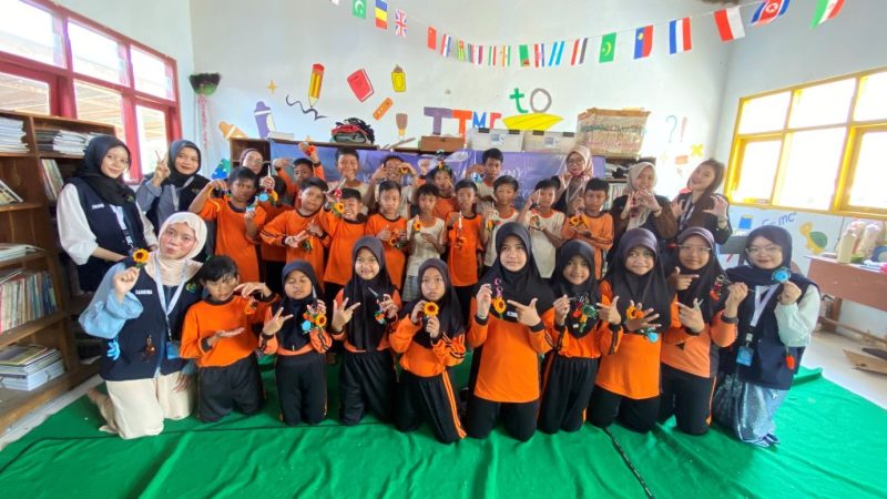 Mahasiswa KKN 155 UNS bersama siswa SDN Lebak menunjukkan hasil kerajinan kawat bulu dalam kegiatan Edupreneur Cilik. (Dok. Pribadi/KKN 155 UNS, 2026)