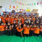 Mahasiswa KKN 155 UNS bersama siswa SDN Lebak menunjukkan hasil kerajinan kawat bulu dalam kegiatan Edupreneur Cilik. (Dok. Pribadi/KKN 155 UNS, 2026)