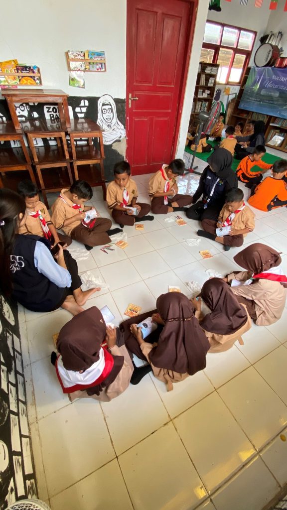 Siswa SDN Lebak mewarnai dan menghias celengan dalam kegiatan Celengan Kreatif. (Dok. Pribadi/KKN 155 UNS, 2026)