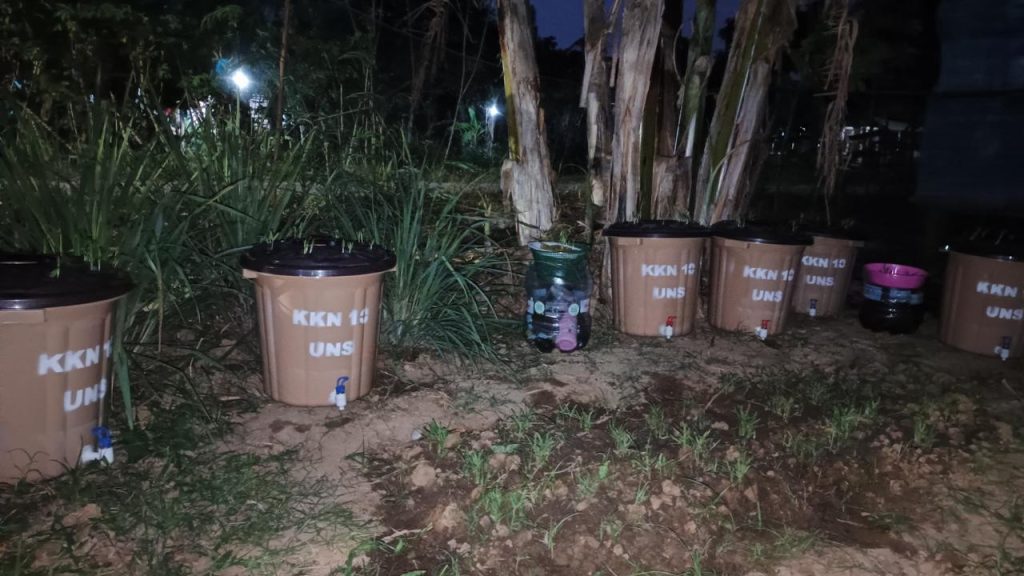 Unit budikdamber yang disiapkan mahasiswa KKN UNS berupa ember dan galon bekas, masing-maisng telah dilengkapi ikan lele dan tanaman kangkung sebelum diserahkan kepada KWT Padukuhan Biro | Foto: Dok. KKN 10 UNS Seloharjo 2026