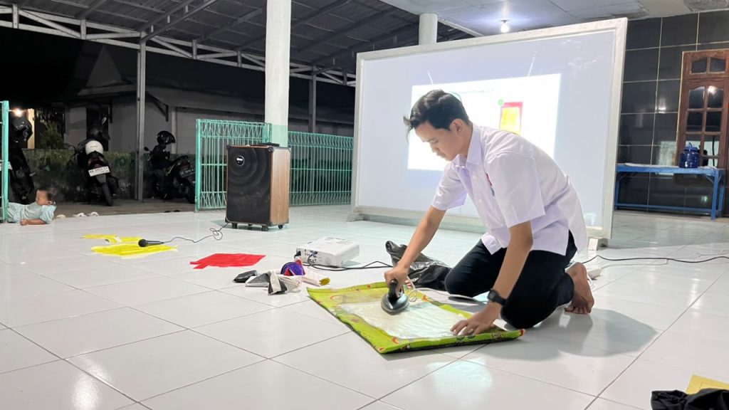Demontrasi pembuatan dompet dari limbah plastik. (Dok Pribadi/KKN 157 UNS)
