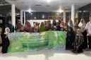 foto bersama ibu-ibu pengajian di desa kajang yang terlibat dalam acara sosialisasi pengolahan limbah plastik dan pembuatan dompet dari limbah plastik (DOPLAS). (Dok Pribadi/KKN 157 UNS)
