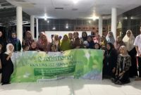 foto bersama ibu-ibu pengajian di desa kajang yang terlibat dalam acara sosialisasi pengolahan limbah plastik dan pembuatan dompet dari limbah plastik (DOPLAS). (Dok Pribadi/KKN 157 UNS)