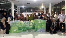foto bersama ibu-ibu pengajian di desa kajang yang terlibat dalam acara sosialisasi pengolahan limbah plastik dan pembuatan dompet dari limbah plastik (DOPLAS). (Dok Pribadi/KKN 157 UNS)
