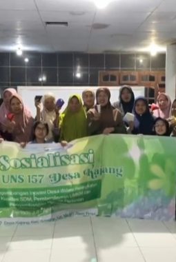 KKN 157 UNS Edukasi Ibu-Ibu Pengajian Desa Kajang Olah Sampah Plastik Jadi Dompet