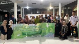 foto bersama ibu-ibu pengajian di desa kajang yang terlibat dalam acara sosialisasi pengolahan limbah plastik dan pembuatan dompet dari limbah plastik (DOPLAS). (Dok Pribadi/KKN 157 UNS)