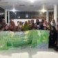 foto bersama ibu-ibu pengajian di desa kajang yang terlibat dalam acara sosialisasi pengolahan limbah plastik dan pembuatan dompet dari limbah plastik (DOPLAS). (Dok Pribadi/KKN 157 UNS)