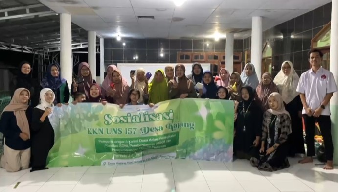 foto bersama ibu-ibu pengajian di desa kajang yang terlibat dalam acara sosialisasi pengolahan limbah plastik dan pembuatan dompet dari limbah plastik (DOPLAS). (Dok Pribadi/KKN 157 UNS)