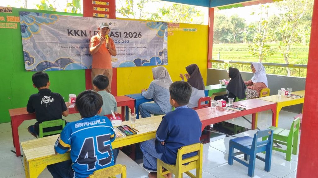 Kepala Desa saat memberikan sambutan saat pelaksanaan Lomba Seni Literasi di TK KB Pelangi, Desa Tawangsari, Kecamatan Kerjo, Kabupaten Karanganyar, Minggu (16/8/2026). Foto: Dok. Pribadi/KKN 292 UNS