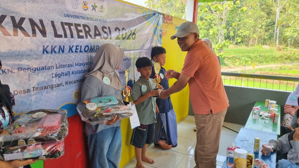 Kepala Desa saat memberikan hadiah kepada pemenang Lomba Seni Literasi di TK KB Pelangi, Desa Tawangsari, Kecamatan Kerjo, Kabupaten Karanganyar, Minggu (16/8/2026). Foto: Dok. Pribadi/KKN 292 UNS