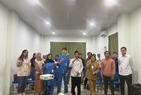 Dokumentasi bersama Mahasiswa Program Studi Gizi Universitas Ahmad Dahlan (UAD) bersama Puskesmas Ngaglik II dan KUA Kapanewon Ngaglik setelah pelaksanaan edukasi bagi calon pengantin bertajuk “Cegah Anemia, Siapkan Kehamilan Sehat” di Aula KUA Kapanewon Ngaglik, Sleman, Senin (21/9/2026). Foto: Pribadi/Suci Yulivia)