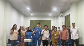 Dokumentasi bersama Mahasiswa Program Studi Gizi Universitas Ahmad Dahlan (UAD) bersama Puskesmas Ngaglik II dan KUA Kapanewon Ngaglik setelah pelaksanaan edukasi bagi calon pengantin bertajuk “Cegah Anemia, Siapkan Kehamilan Sehat” di Aula KUA Kapanewon Ngaglik, Sleman, Senin (21/9/2026). Foto: Pribadi/Suci Yulivia)