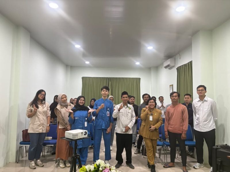 Dokumentasi bersama Mahasiswa Program Studi Gizi Universitas Ahmad Dahlan (UAD) bersama Puskesmas Ngaglik II dan KUA Kapanewon Ngaglik setelah pelaksanaan edukasi bagi calon pengantin bertajuk “Cegah Anemia, Siapkan Kehamilan Sehat” di Aula KUA Kapanewon Ngaglik, Sleman, Senin (21/9/2026). Foto: Pribadi/Suci Yulivia)